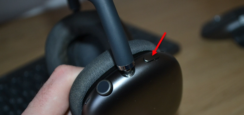 Activate pairing mode on AirPods Max to connect to Windows 11